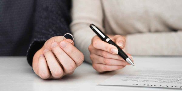 در آوردن حلقه ازدواج و امضای دفتر طلاق توسط وکیل طلاق غیابی