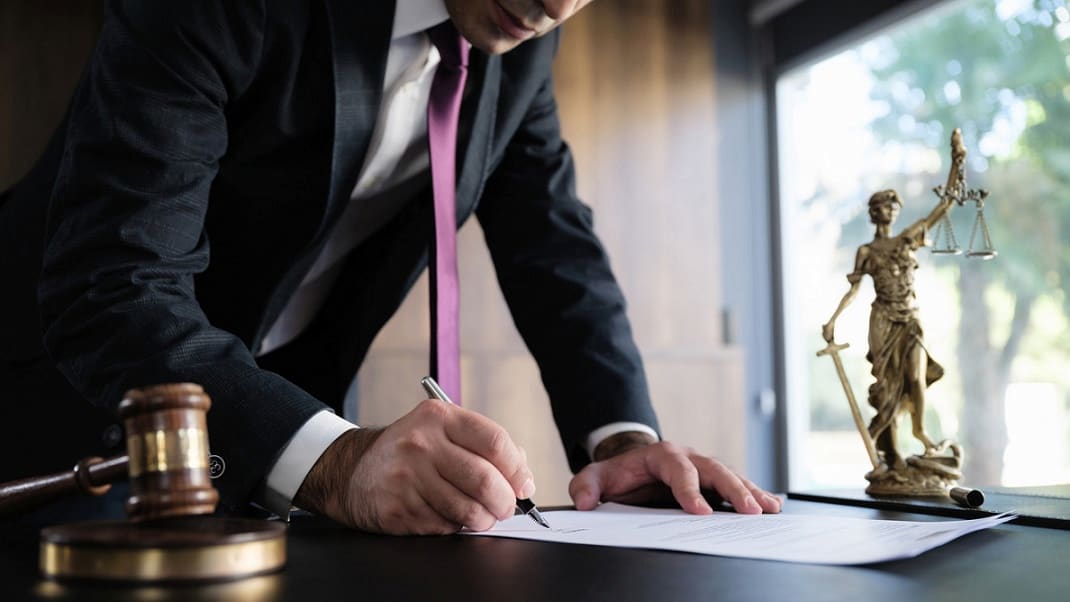 بهترین وکیل شهرک غرب در دفتر کار خود