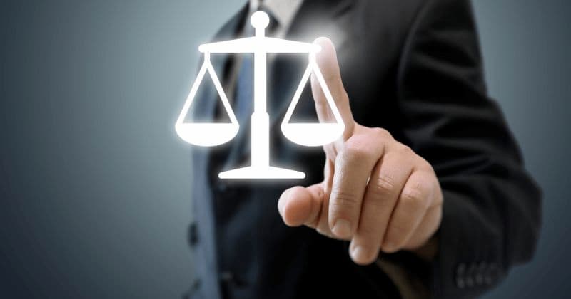 انگشت بهترین وکیل شهرک غرب روی ترازوی عدالت