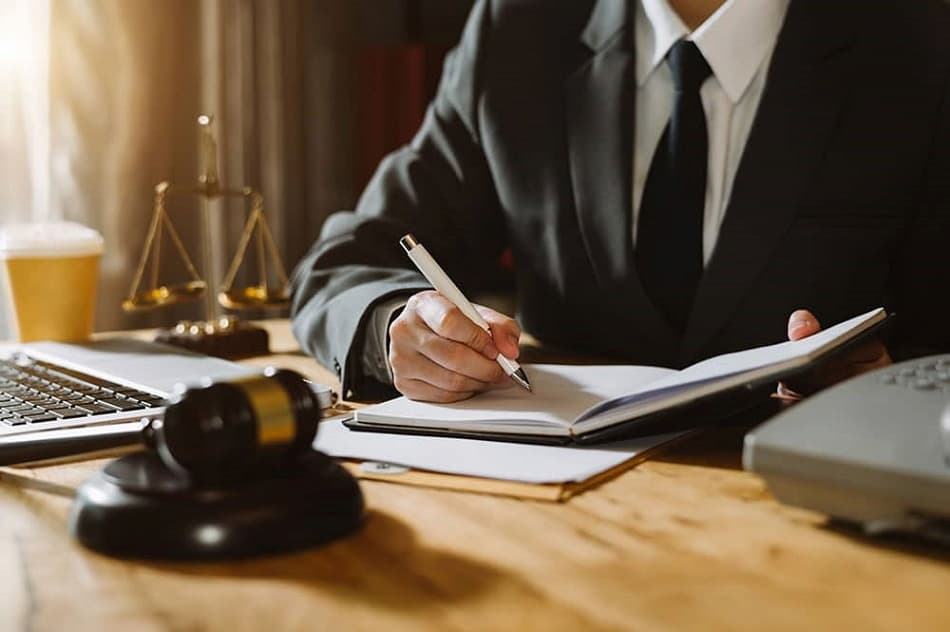 وکیل صادقیه در حال نوشتن دادخواست و شکواییه کیفری با روان نویس