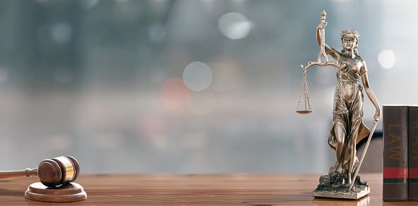 تندیس الهه عدالت در دفتر وکیل